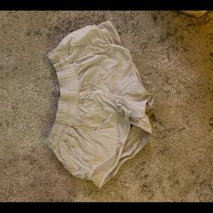 White LuluLemon Hotty hot shorts 2.5”